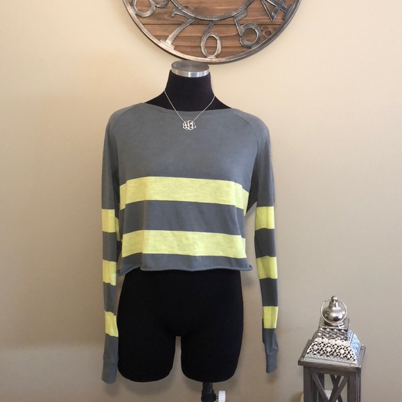 PINK Victoria's Secret Tops - PINK Victoria’s Secret long sleeve crop top EUC!!